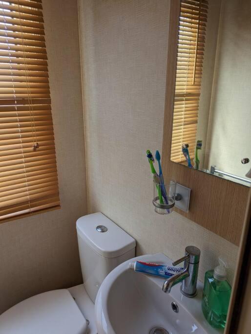 6 Berth Holiday Home On Ocean Edge Near Morecambe เฮย์แชม ภายนอก รูปภาพ