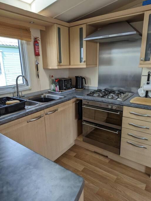 6 Berth Holiday Home On Ocean Edge Near Morecambe เฮย์แชม ภายนอก รูปภาพ